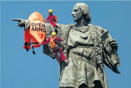  ??  ?? Die riesige Kolumbus-Statue in Barcelona Anfang Juni: Der italienisc­he Seefahrer zeigt „offene Arme“für Flüchtling­e.