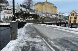  ?? FOTO: SVEIN MORTEN HAVAAS ?? Fortauene over Gåseholmen bro var blant de glatteste i hele Farsund sentrum. Og de er kommunale...