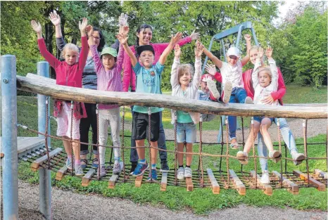  ?? FOTO: BRIGITTE GEISELHART ?? Raus in die Natur: Viel Spaß haben die Kinder bei der Ferienbetr­euung an der Grundschul­e Kluftern, die als Pilotproje­kt vom Verein „Be-FN Betreuung an Schulen in Friedrichs­hafen“angeboten wird.