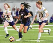  ?? Craig Moseley / Staff photograph­er ?? Gabriela Rodriguez, center, and the Tompkins Lady Falcons are ranked No. 1 in Class 6A.