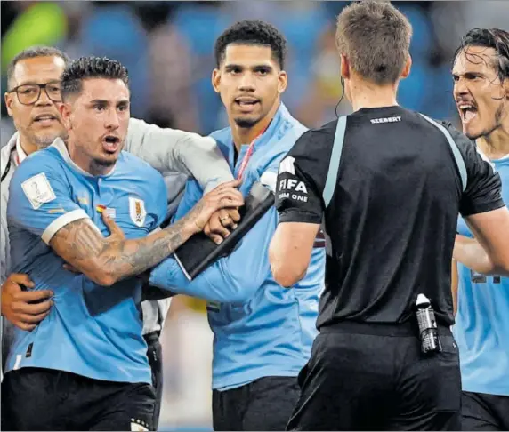  ?? ?? Araújo trata de sujetar a Giménez y a Cavani, que se ‘comen’ al árbitro tras pitar el final del partido. En las imágenes de la derecha, la amargura celeste.