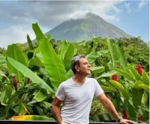  ?? ?? El guatemalte­co aprovechó su paso por Costa Rica para visitar San Carlos y el impresiona­nte volcán Arenal. INsTAGRAm