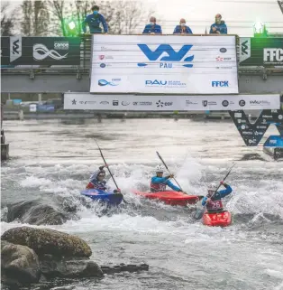  ?? ERIC TRASERVIÉ ?? Léa Baldoni, centre, won silver in the extreme slalom World Cup race in Pau, France, last month.
