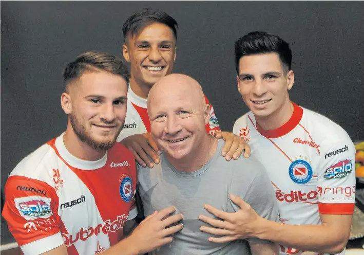  ?? MARIO QUINTEROS ?? Papá corazón. Carlos Mac Allister y sus tres hijos posan para Clarín. Alexis y Francis a su lado y Kevin detrás. Felicidad Made in Argentinos Juniors tras vencer a Boca.