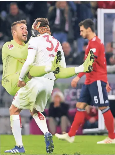  ?? FOTO: REUTERS ?? So sieht Glück aus: Fortunas Torwart Michael Rensing feiert mit Robin Bormuth – dahinter Mats Hummels.