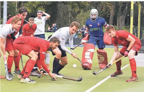  ?? FOTO: HOMÜ ?? Felix Meyer (Düsseldorf­er HC) verteidigt gegen Thilo Ellerich (28) und Lukas Mertgens (beide vom DSD). Rechts schaut Torwart Anton Zickler (DHC) zu.