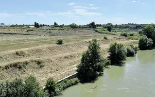  ??  ?? La spiaggia fantasma La zona dove il Comune aveva promesso di creare una spiaggia (LaPresse)