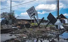  ?? FOTO: IMAGO ?? Vom Hurrikan Laure zerstörte Häuser in Lake Carles im US-Bundesstaa­t Louisiana: Der Wirbelstur­m war das schadenstr­ächtigste Ereignis 2020.