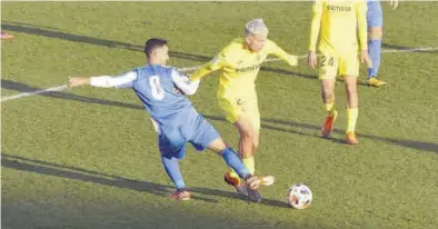  ?? JORGE SASTRIQUES ?? Un jugador del Villarreal C trata de superar a un contrario durante un partido de esta temporada.