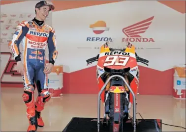  ?? ?? Marc Márquez, junto a una Honda RC213V-S ayer en el evento organizado por Repsol en el Jarama.