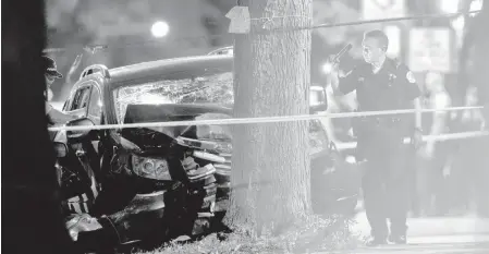  ?? SANCHEZ/CHICAGO TRIBUNE ?? Chicago police work the scene where a girl, 8, was killed and two adults were shot.