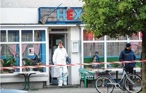  ?? Foto: Tobias Hase, dpa ?? Im „Hex – Hex“starben in der Nacht auf Sonntag zwei Menschen. Beamte der Spurensich­erung durchsucht­en das Lokal nach Hinweisen.