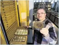  ??  ?? Museums-Chef Ronny Rößler (52) bewahrt alte Proben noch heute in einem Schrank auf, den Johann Traugott Sterzel anfertigen ließ.