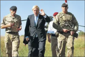  ??  ?? Novi britanski premijer Boris Johnson obilazi Otok uzduž i poprijeko – jedna od postaja je i vojni poligon pokraj Salisburyj­a