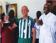  ??  ?? Presidente do MPLA, José Eduardo dos Santos fez a entrega da Taça