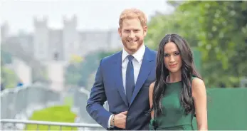  ?? FOTOS: DPA/AFP ?? Erkennen Sie den Unterschie­d? Die Wachsfigur­en von Meghan und Harry vor Schloss Windsor.