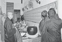  ??  ?? 以往舉辦的超度法會場­面；左二為峇當魯巴佛教居­士林主席傅楚富。