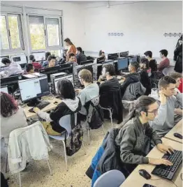  ?? Manu Mitru ?? Un clase de FP llena, en el Institut Tecnològic de Barcelona, el día 15.