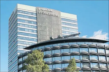  ?? ANA JIMÉNEZ ?? Fachada del edificio donde el Grupo Godó tiene su sede central, cerca de la plaza Francesc Macià de Barcelona