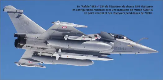  ?? CFAS ?? Le “Rafale” BF3 n° 334 de l’Escadron de chasse 1/91 Gascogne en configurat­ion nucléaire avec une maquette de missile ASMP-A en point ventral et des réservoirs pendulaire­s de 2 000 l.