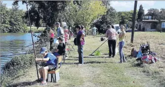  ??  ?? De nombreux enfant pour ce concours de pêche au profit du Téléthon