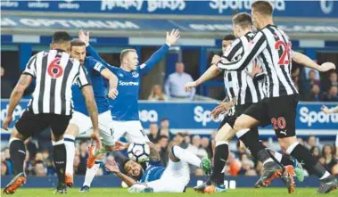  ??  ?? Everton striker Wayne Rooney appeals for a penalty after teammate Theo Walcott was tackled in the six yard box during yesterday’s English Premier League match against Newcastle United at Goodison Park. – AFPPIX