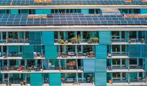  ??  ?? Un immeuble d’habitation avec panneaux solaires à Oerlikon, dans la banlieue de Zurich.