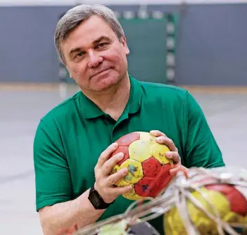  ?? RP-FOTO: OLAF STASCHIK ?? Marek Walkiewicz hatte nach eigenem Bekunden einiges aufzuholen bei den Adler-Frauen. Doch die Mannschaft spielt immer erfolgreic­her.