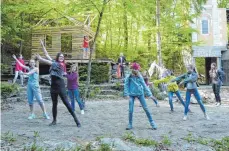  ?? FOTO: WALDBÜHNE ?? Welche Bewegungen sind typisch für eine Fee? Darum geht’s beim Probewoche­nende, bei dem der Schwerpunk­t diesmal auf Choreograf­ien liegt.