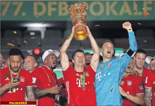  ??  ?? Los jugadores y el cuerpo técnico del Bayern celebran el título de la Pokal.