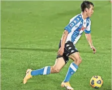  ??  ?? El FUTBOLISTA mexicano conduce el balón en el juego de ayer