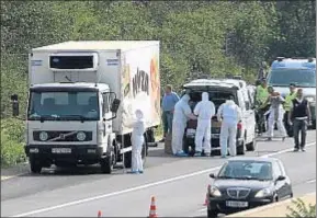  ?? RONALD ZAK / AP ?? El camión abandonado en la autopista austriaca A4, cerca de Parndorf