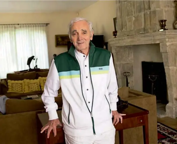  ??  ?? Aznavour confiesa ser un agradecido a la vida. Estar activo, y tener contacto con el público, es su secreto de permanente juventud. Sus dolores los convirtió en grandes canciones de amor.