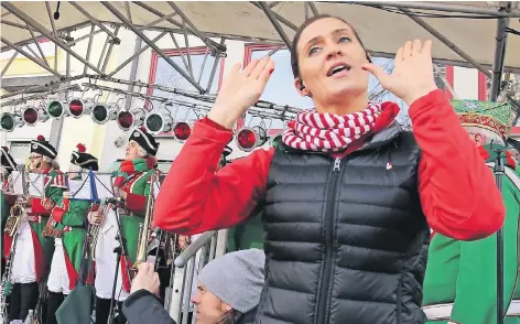  ?? FOTO: MARTINA GOYERT ?? Gebärdendo­lmetscheri­n Aline Ackers übersetzt an Weiberfast­nacht die Eröffnung des Straßenkar­nevals auf dem Alter Markt in Köln.