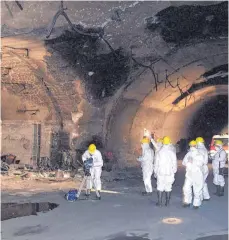  ?? FOTOS: AFP ?? Nach dem Brand wird der Mont-Blanc-Tunnel in Augenschei­n genommen. Heutzutage sind Tunnels wesentlich sicherer – so sind Notausgäng­e sehr deutlich markiert, es gibt leistungsf­ähige Lüftungsan­lagen und Stichstoll­en ins Freie (Foto unten).