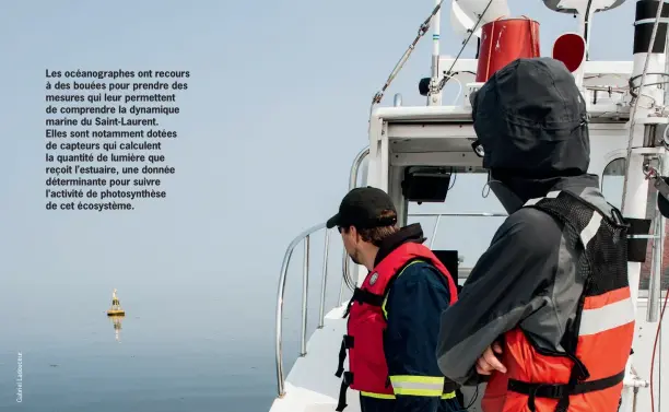  ??  ?? Les océanograp­hes ont recours à des bouées pour prendre des mesures qui leur permettent de comprendre la dynamique marine du Saint-Laurent. Elles sont notamment dotées de capteurs qui calculent la quantité de lumière que reçoit l’estuaire, une donnée...
