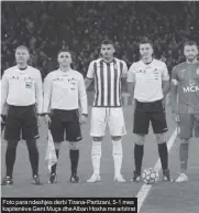  ??  ?? Foto para ndeshjes derbi Tirana-Partizani, 5-1 mes kapitenëve Gent Muça dhe Alban Hoxha me arbitrat