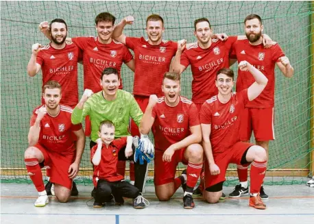  ?? Foto: Roland Geier ?? Jubel beim BSV Berg im Gau: Die Mannschaft von Spielertra­iner Martin Froncek (hinten Zweiter von rechts) setzte sich im Finale mit 4:1 gegen den VfR Neuburg II durch.