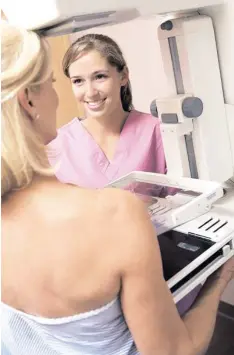  ?? Foto: Monkey Business, fotolia ?? Zum Mammografi­e-Screening werden Frauen ab dem Alter von 50 Jahren eingeladen.