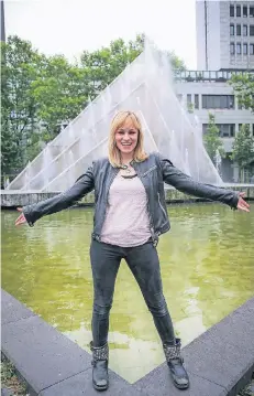  ?? RP-FOTO: HANS-JÜRGEN BAUER ?? Sie liebt das Element Wasser: Dorkas Kiefer am Brunnen am Platz der Deutschen Einheit.