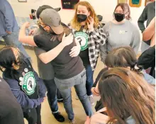  ?? ALEXANDRA BUXBAUM/REUTERS ?? Los miembros de Starbucks Workers United celebran su victoria