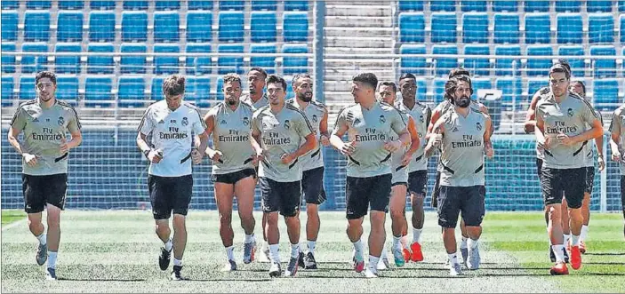  ??  ?? Los jugadores del Madrid, durante el último entrenamie­nto del equipo en Valdebebas antes de medirse al Athletic en San Mamés.