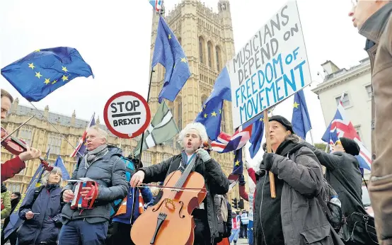  ??  ?? Musiker demonstrie­rten seit der Abstimmung über den Brexit für die Bewegungsf­reiheit, hier 2019. Das letzte Wort ist noch nicht gesprochen.