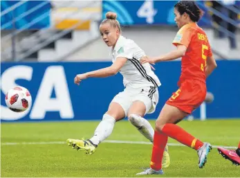  ?? FOTO: AFP ?? Giulia Gwinn (li.) erzielt mit einem fulminante­n Schuss das 1:0 für Deutschlan­d.