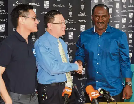  ?? — ASRI ABDUL GHANI/ The Star ?? The right choice: (From left) Football Associatio­n of Penang president Zairil Khir Johari and Chief Minister Lim Guan Eng welcome newly appointed Penang head coach Zanal Abidin Hassan during the announceme­nt at Komtar yesterday.