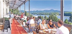  ?? FOTO: SABINE WALCZUCH ?? Spektakulä­r ist der „Humboldtbl­ick“von der Restaurant­terrasse im historisch­en Bahnhof Rolandseck auf den Rhein und das Siebengebi­rge.