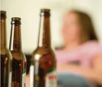  ?? Symbolfoto: Alexander Heinl, dpa ?? In Familien, in denen viel Alkohol getrunken wird, nehmen Kinder Trinken als eine Möglichkei­t wahr, Probleme zu lösen. Ein fataler Irrglauben, der sehr oft in ein Suchtverha­lten mündet.