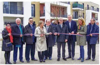  ??  ?? Inaugurati­on devant la résidence Marjolaine, plus particuliè­rement dédiée aux seniors