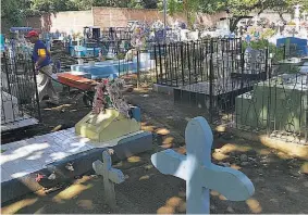  ??  ?? Un problema. Para poder seguir dando cristiana sepultura otra de las propuestas de terreno es el espacio ubicado en la parte posterior del actual cementerio.