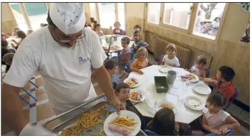  ?? (Photo Patrice Lapoirie) ?? Jambon-frites, un menu qui pose rarement des problèmes d’allergie aux enfants à la cantine. En revanche, quand il y a des arachides, des kiwis, ça devient plus compliqué.